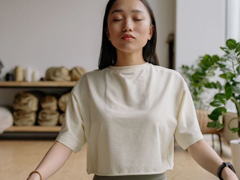 Mulher meditando em posição de lótus